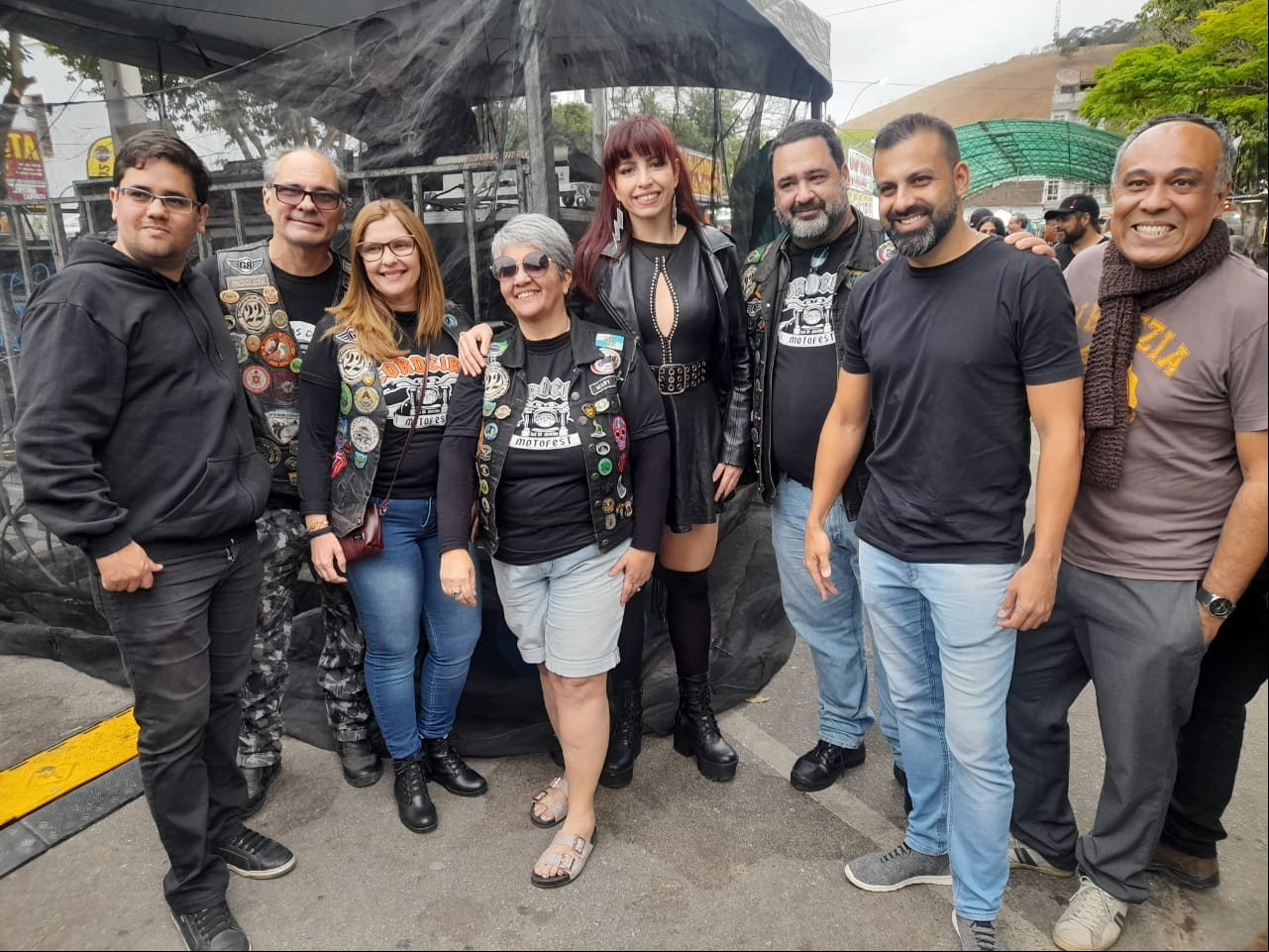 Integrantes do G-8 com a banda Faixa Etária, uma das atrações deste sábado, às 19h