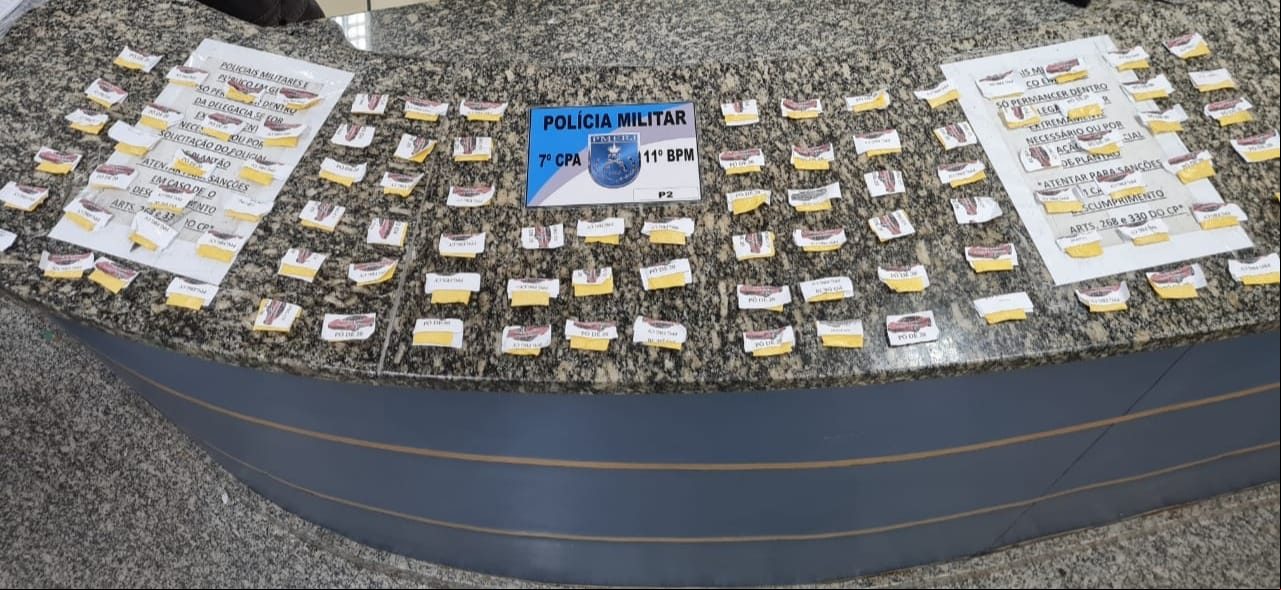 Os papelotes apreendidos no Cordoeira (Foto: 11 BPM)