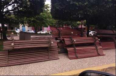 Os bancos da praça de Duas Barras virados para cima (Foto de leitor)