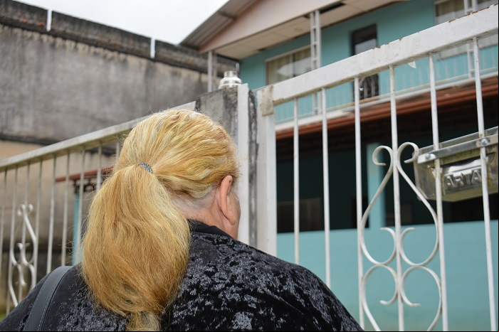Moradora chega e encontra o posto fechado (Fotos: Henrique Pinheiro)