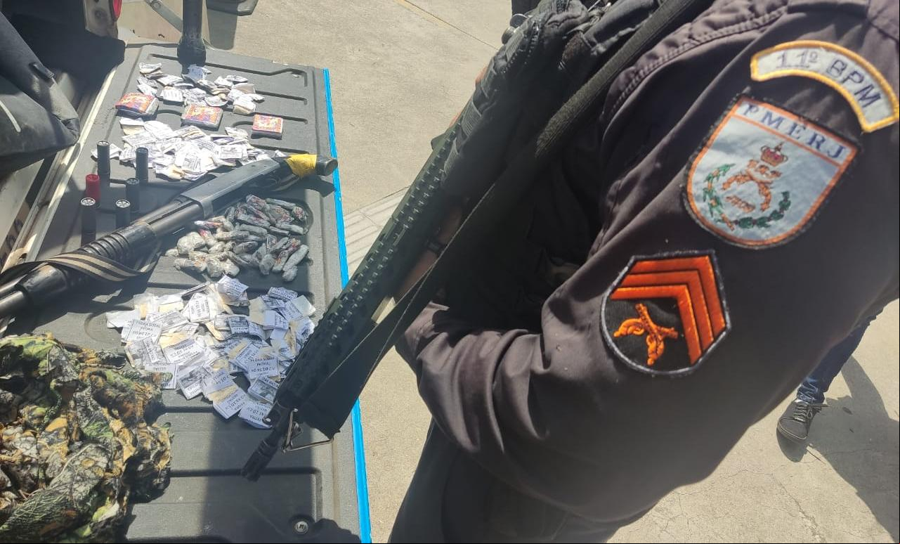 As drogas e a escopeta que estavam com o traficante (Foto: 11 BPM)
